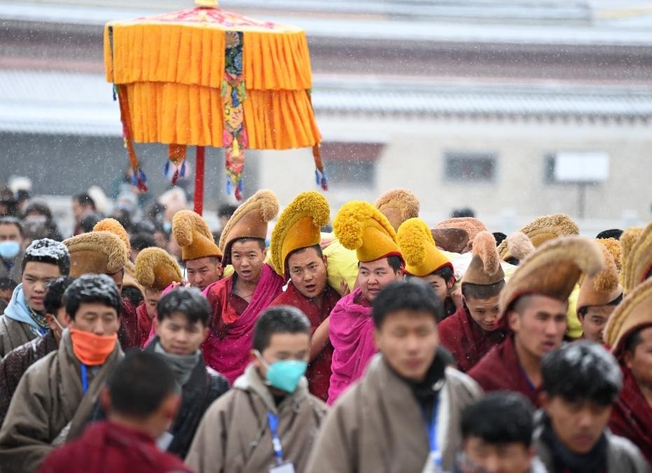 Cerimônia de “banho de sol do Buda” é realizada no mosteiro no noroeste China